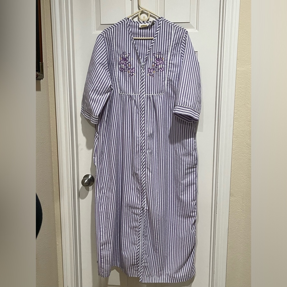 COLLECTIONS ETC Striped Embroidered Nightgown - /ROBE Lavender & White WOMEN SZL